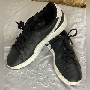 Puma Kids Black and White Sneakers 4 (Big Kid)